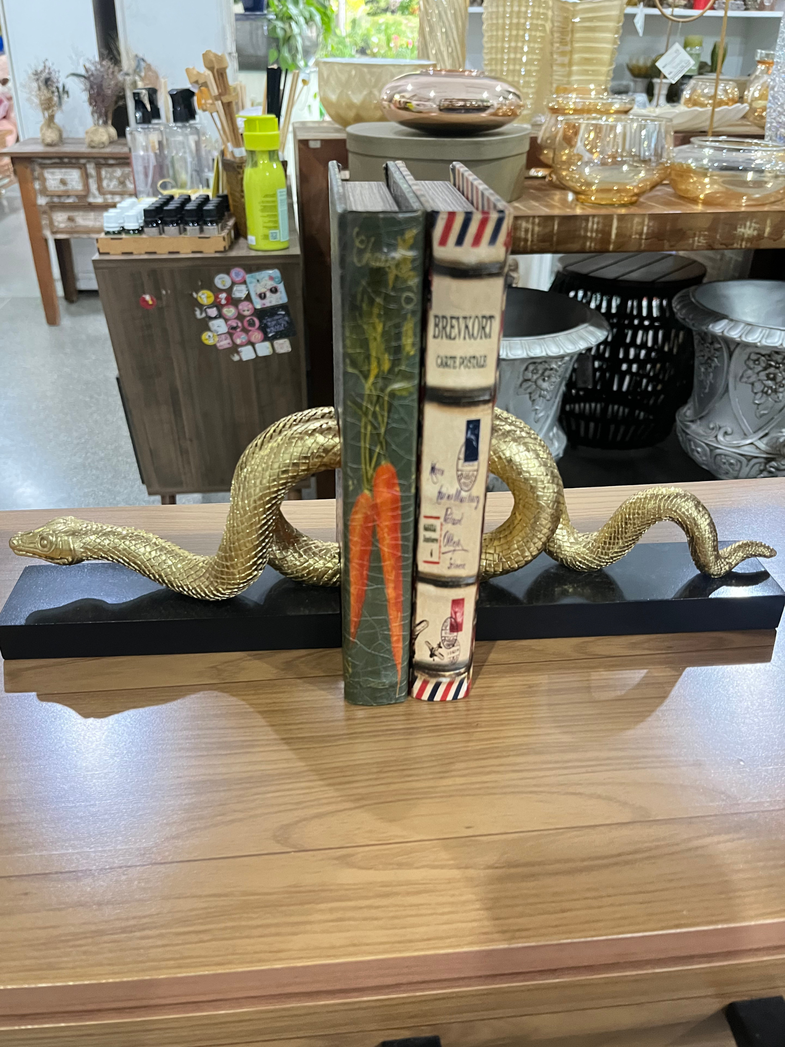 Aparador de Livro com 2 caixa de livro