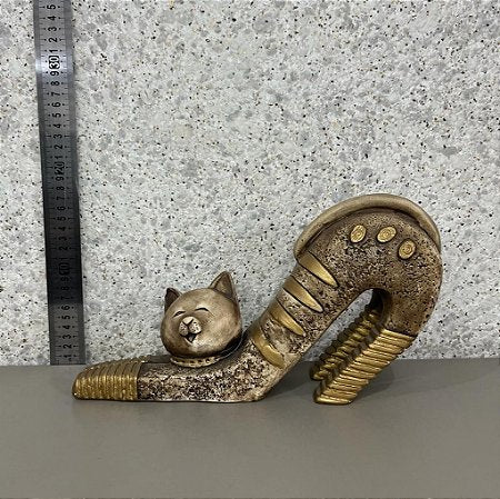 Gato ceramico marron com detalhe dourado